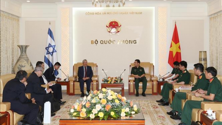 Defence Minister hosts Israeli military officer